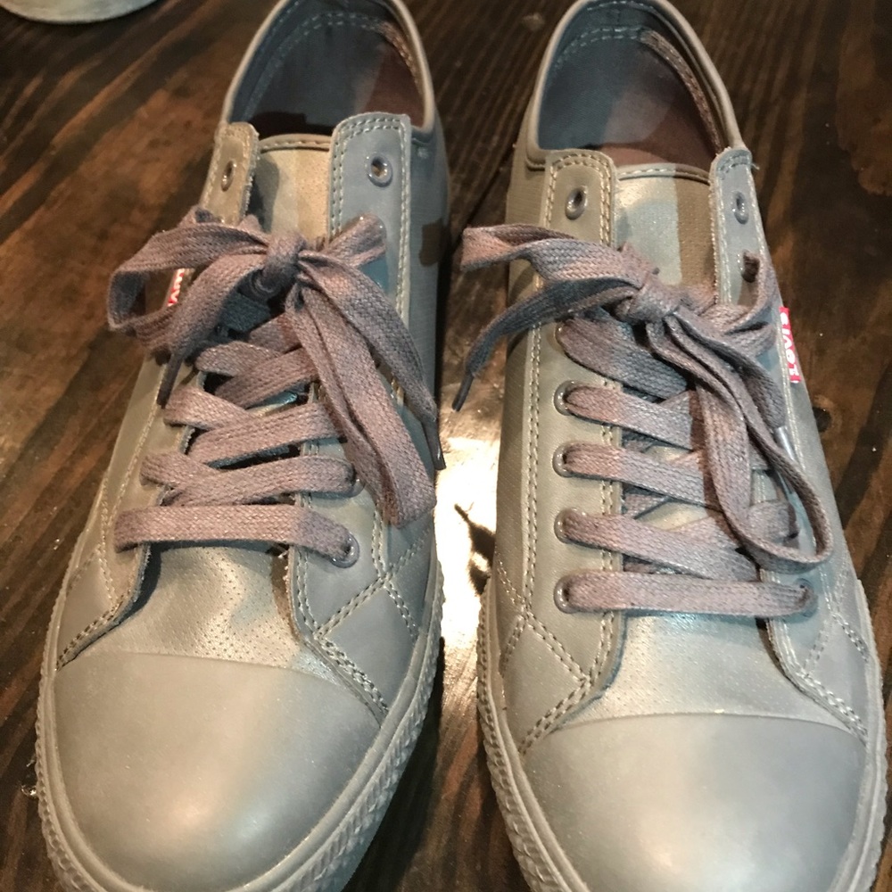 Men’s Levi’s low tops